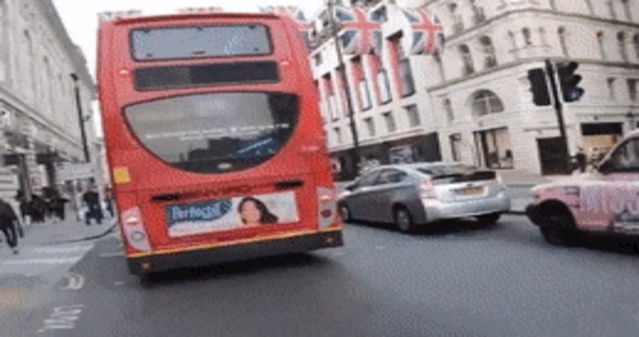 Hit snimka neobične situacije iz prometa, ovakva pristojnost viđa se samo u Londonu