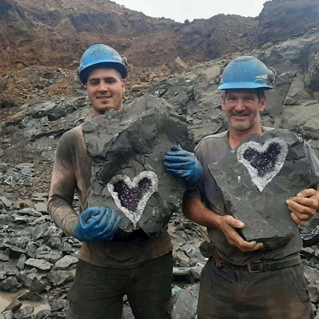 15. Radnici u kamenolomu pronašli su ove ametiste u obliku srca.