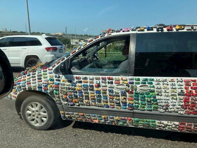 22. Auto s puno malih autića po sebi