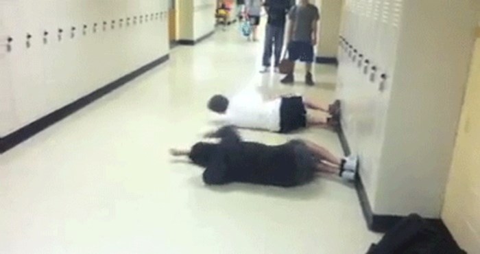 Pronašli su stvarno neobičan način zabave u školskom hodniku