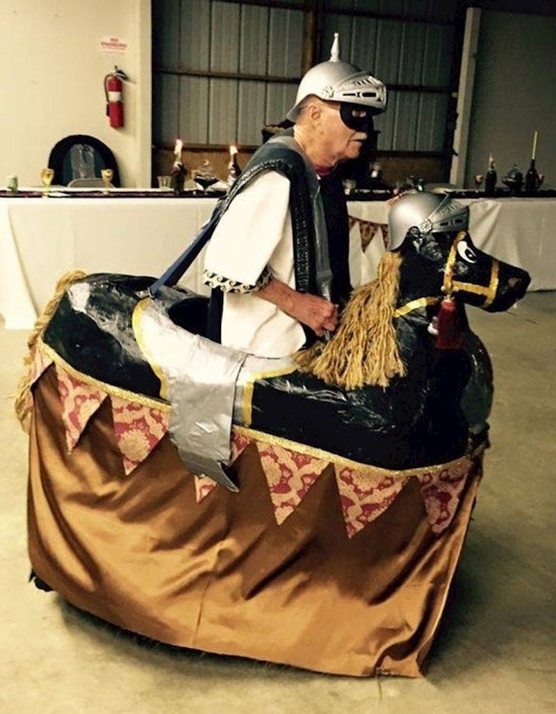 7. Njegova unuka imala je srednjovjekovnu svadbu. Pojavio se ovako.