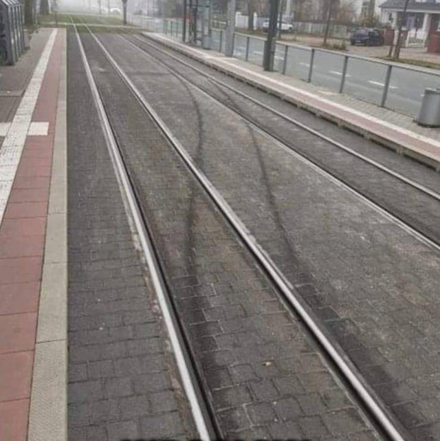 neko je fotkao jako čudan detalj na tramvajskoj pruzi, kako je ovo moguće?