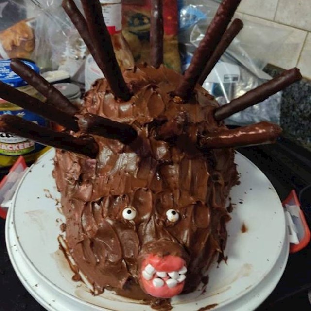 1. Pokušala je napraviti tortu za dječji rođendan. Na kraju je jedno dijete počelo vrištati kad je ugledalo ovog "ježa".😂
