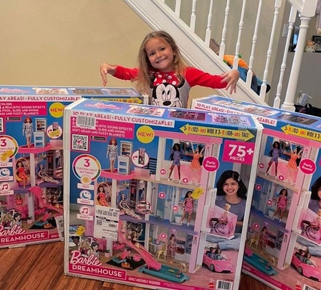 15. "Naša kćerka imala je mamin mobitel tijekom 2 satne vožnje autom. Za to vrijeme je uspjela naručiti s Amazona sve vrste Barbie kuća!"