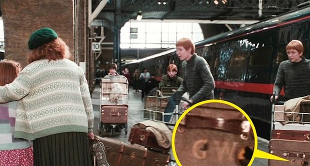 14. Filmovi o Harryju Potteru puni su detalja! Tako u Kamenu mudraca možemo primijetiti inicijale na koferima blizanaca Freda i Georgea.
