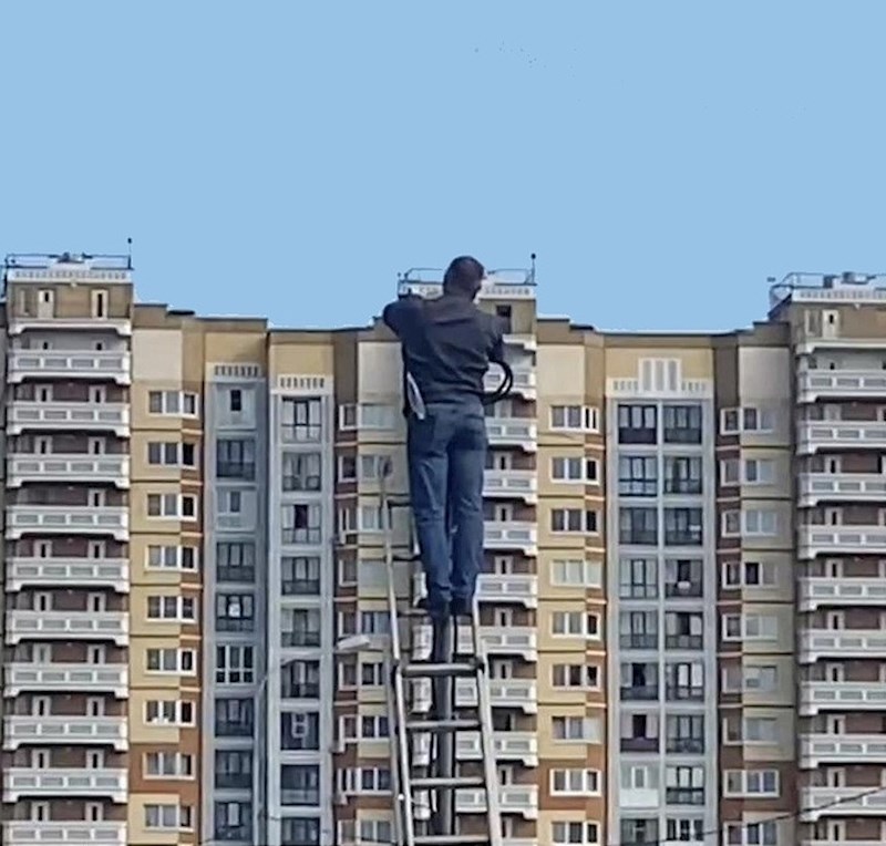 15. Čovjek popravlja uličnu rasvjetu