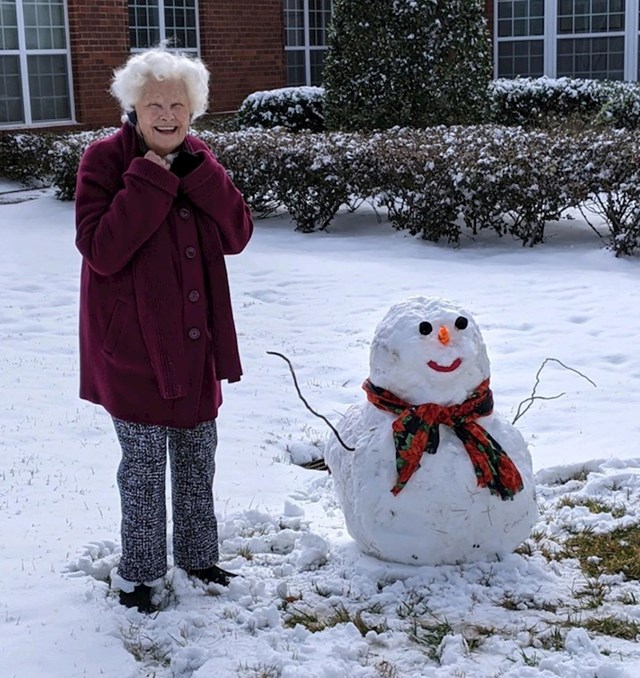 1. "Moja baka i snjegović kojeg je napravila. Ona je, zapravo, mala djevojčica u duši!"