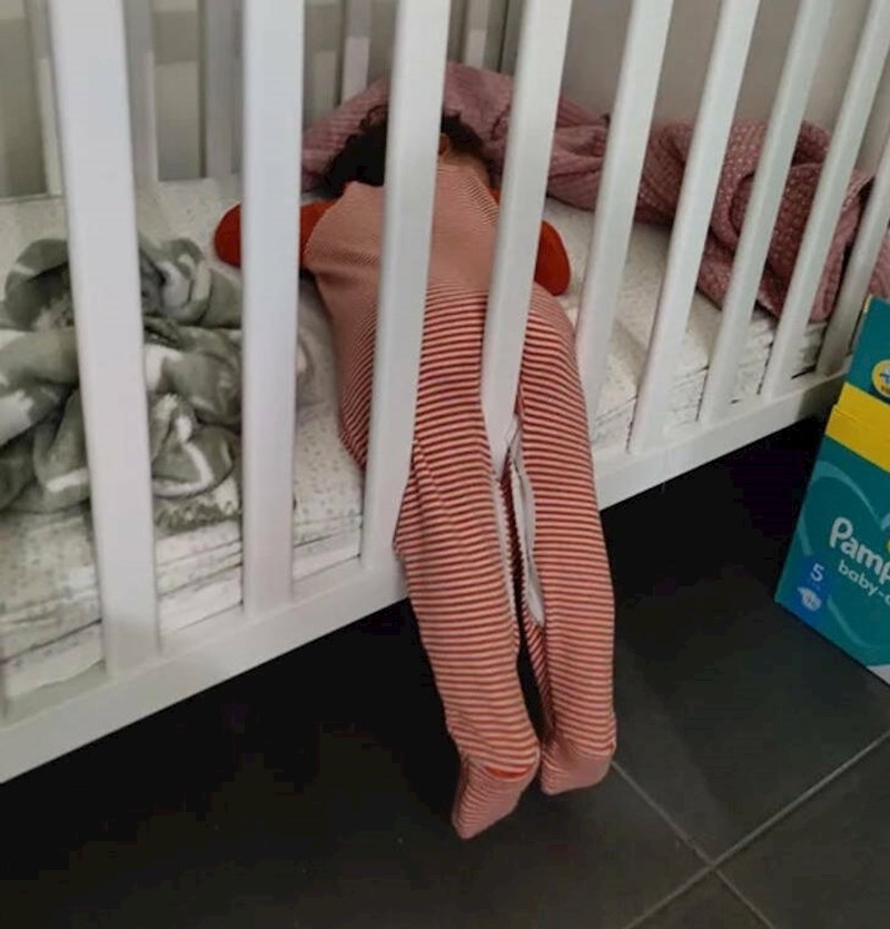 7. Pronašao sam svoga sina kako ovako spava