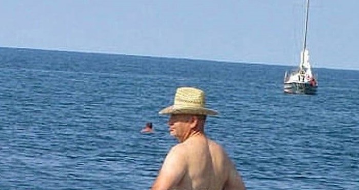 Dok se on opušta na plaži, niti ne sluti da će  postati viralni hit