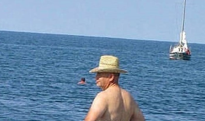 Dok se on opušta na plaži, niti ne sluti da će postati viralni hit