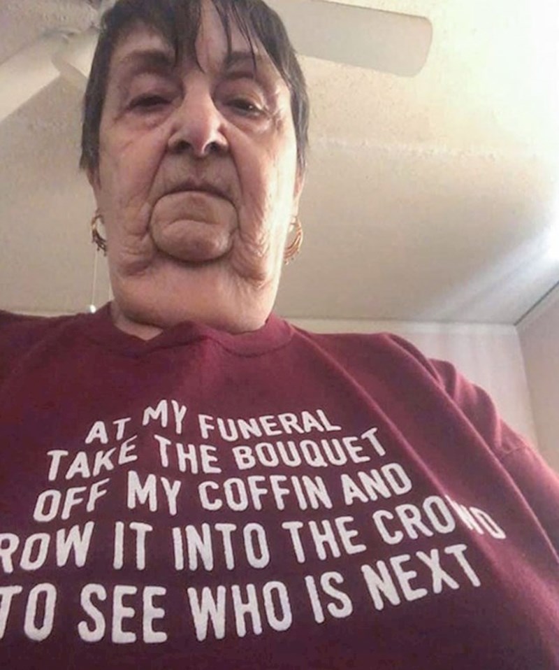 18. Moja teta dobila je prvi smartphone za Božić. Ovo je njezin prvi selfie koji mi je poslala.