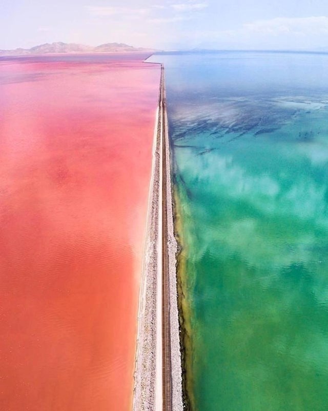 1. Ovo je Veliko slano jezero u Utahu. Prolaz razdvaja jezero na 2 dijela koji svoje boje dobivaju od jedinstvenih bakterija koje žive sa svake strane.