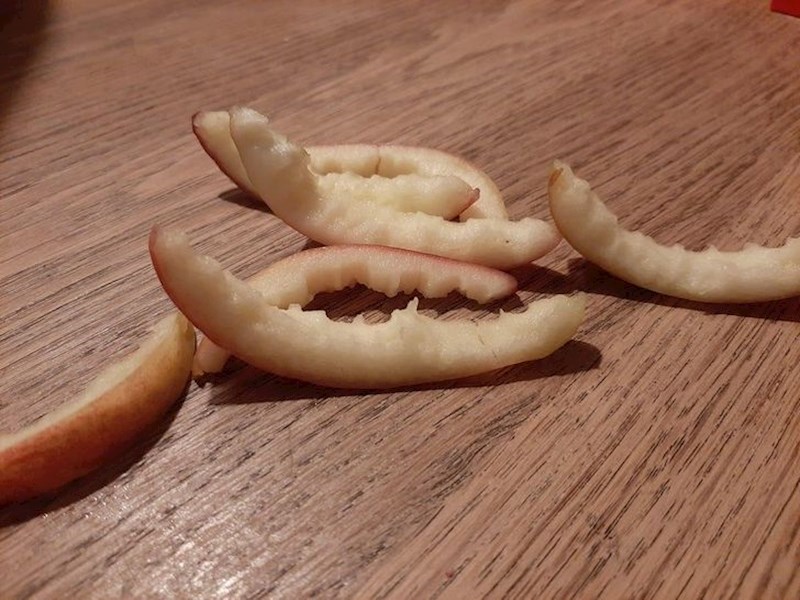 13. Dijete koje obožava mrcvariti jabuke