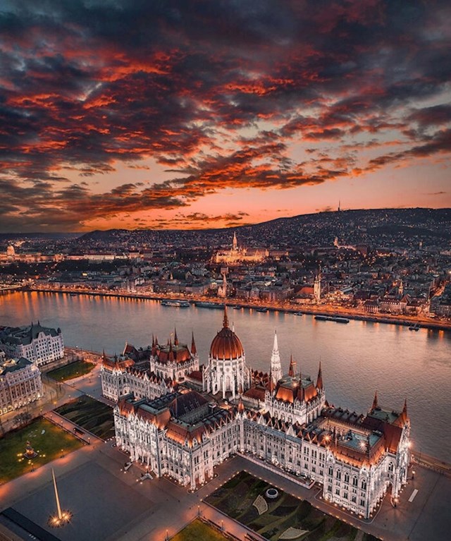 3. Zgrada mađarskog parlamenta u Budimpešti