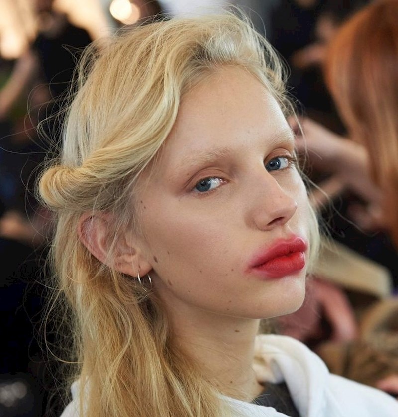 17. Umrljani crveni ruž-