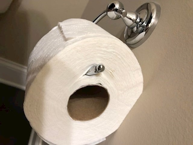 9. "Ovako moja žena mijenja role wc papira na držaču."