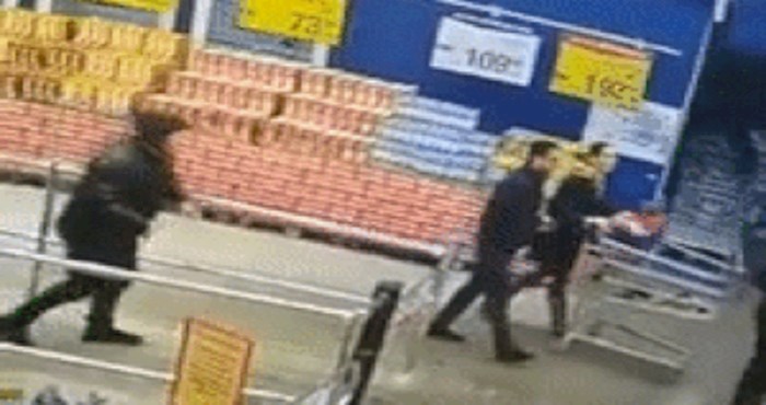 Nadzorna kamera u supermarketu snimila je fail smotanog kupca na izlazu