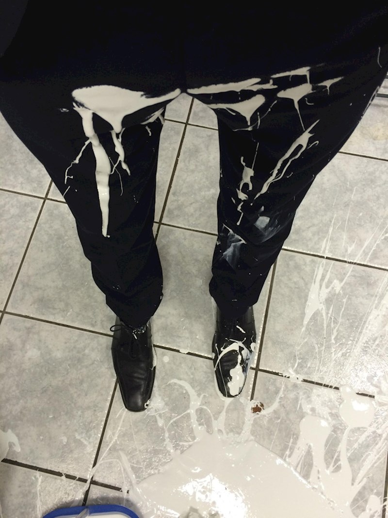 6. Prolio je 10 litara uljane boje