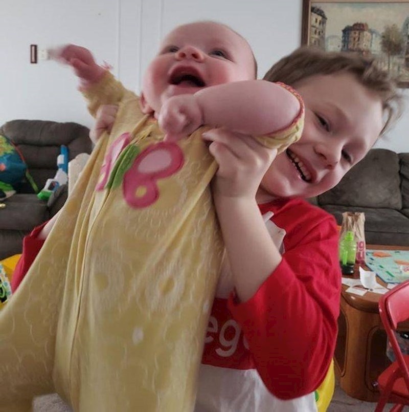 11. "Pitao me može li podići sestricu kao u Lion Kingu"