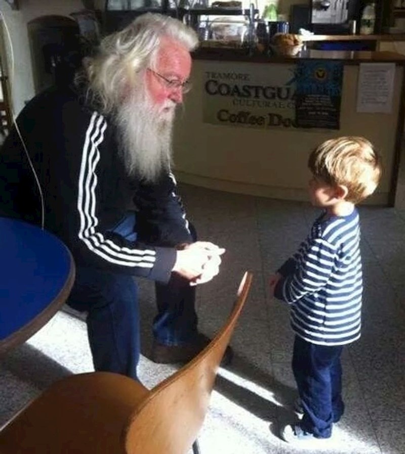 2. Djedica čak i izvan svog radnog vremena ima volje poslušati ovog dječaka i njegove božićne želje.