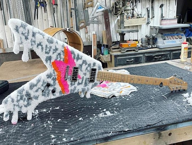 1. Priznajte da još nikad niste vidjeli tapeciranu električnu gitaru 😳