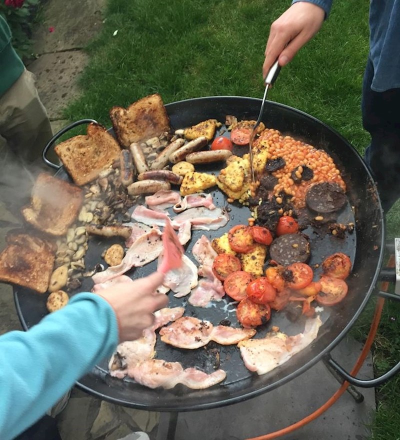 2. Netko je shvatio da u velikoj tavi za paellu može i rošitiljati!
