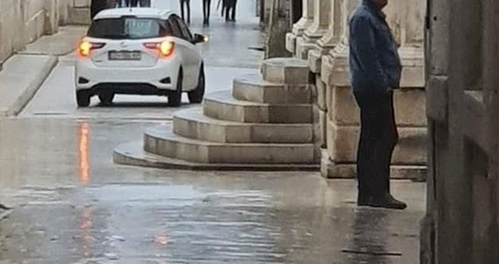 Čovjek u Zadru mrtvo hladno provozao svoj automobil starom gradskom jezgrom