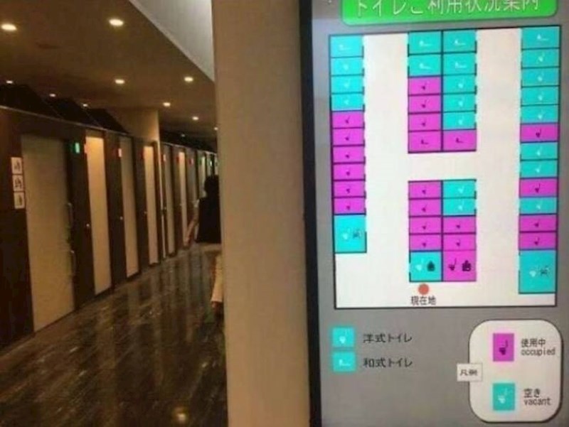 14. U nekim javnim toaletima postoji zaslon na kojem piše koji su zauzeti, a koji slobodni