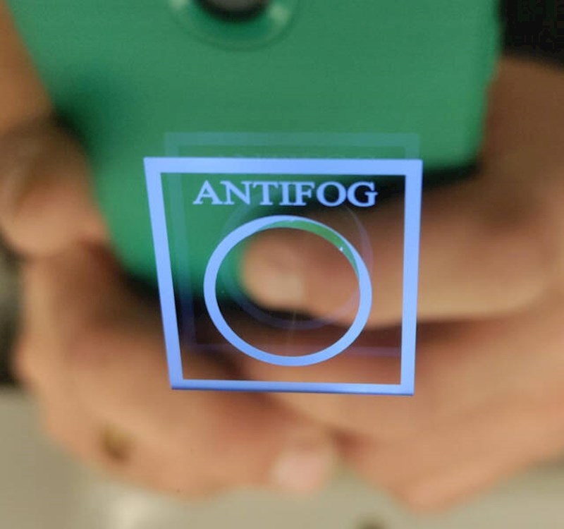 12. U kupaoni postoji tipka protiv zamagljivanja stakla