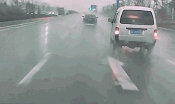Vozač kombija nevjerojatnim manevrom uspio je za dlaku izbjeći sudar