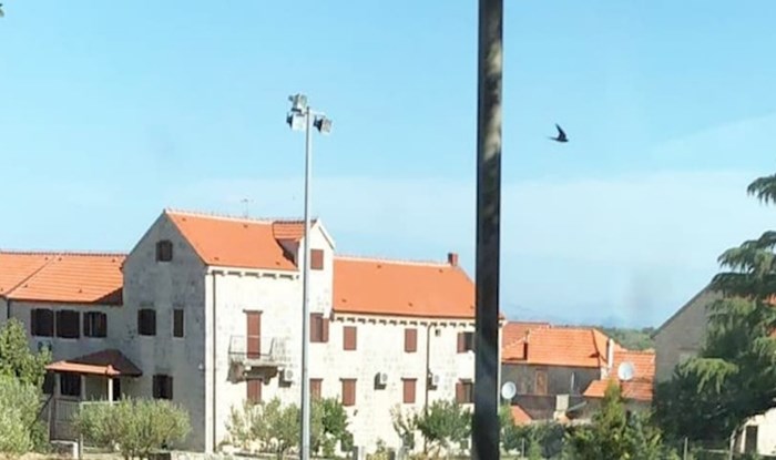 Neki bezobraznik parkirao je auto nasred igrališta, pa mu je ekipa priredila malo iznenađenje