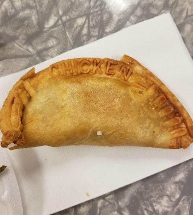 Sadržaj ove empanade je označen na kori.
