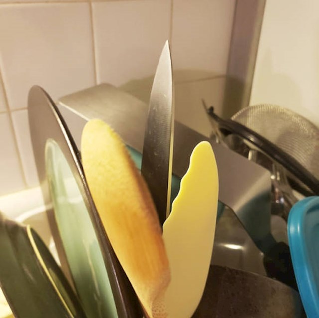 "Moja mama ovako stavlja nož na sušilo za posuđe."