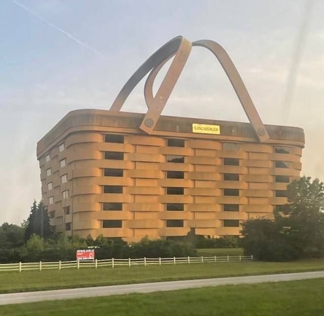20. Zgrada koja izgleda kao košara za kupovinu, u Ohiu.