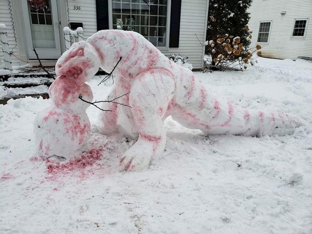 2. "Susjed je napravio ovu snježnu skulpturu dinosaura u svojem dvorištu."