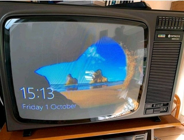 11. Refleksija kompjuterskog monitora koji stoji preko puta ovog starog televizora