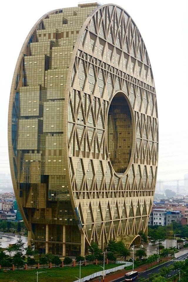 10. U Kini možete naići na neke zadivljujuće zgrade koje su sasvim netipične za zapad.