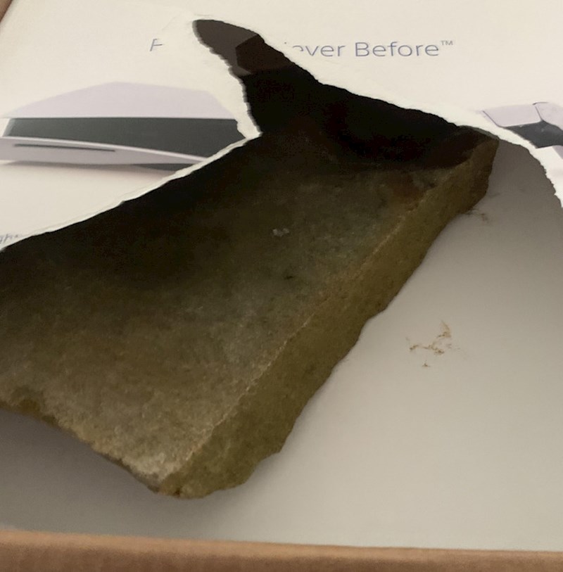 3. "Kupio sam sinu PS5 za rođendan. Netko ga je zamijenio - kamenom!"