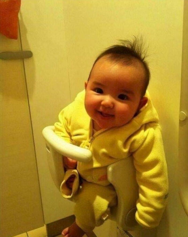 15. U većini ženskih zahoda postoji držač za bebe na vratima