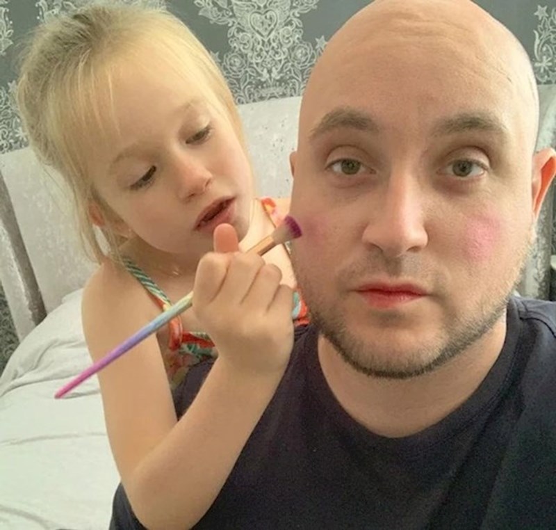 "Htjela me našminkati."