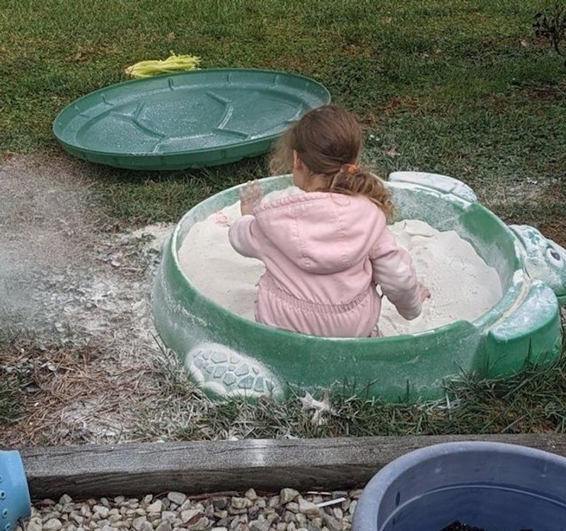 6. Tata joj je sakrio lutke, a nije joj rekao gdje. Bila je uvjerena da su u pješčaniku, cijelog ga je raskopala. Bile su u kući za lutke.