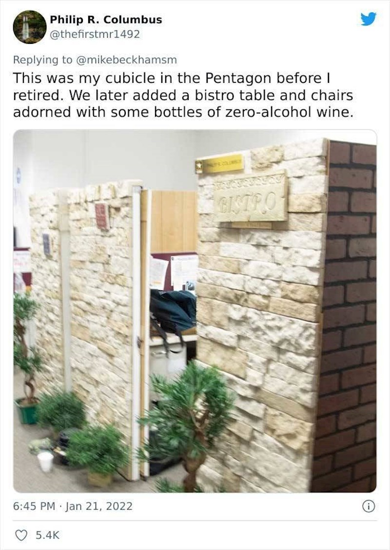 10. Radio je u Pentagonu, ovo je bio njegov ured. Unutra je imao barski stol i stolice, te nekoliko boca bezalkoholnog vina."