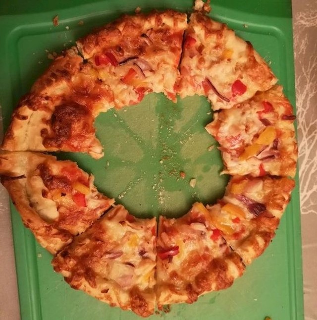 "Moj sin ovako jede pizzu."