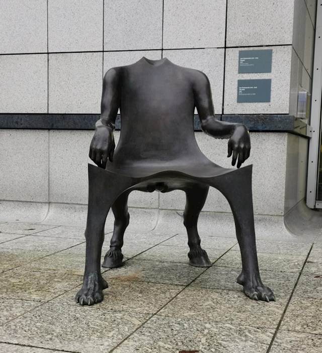 2. Skulptura ispred jednog muzeja u Njemačkoj