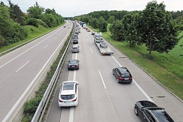 2. Uvijek se ostavlja prostor u sredini ceste za vozila hitnih službi.