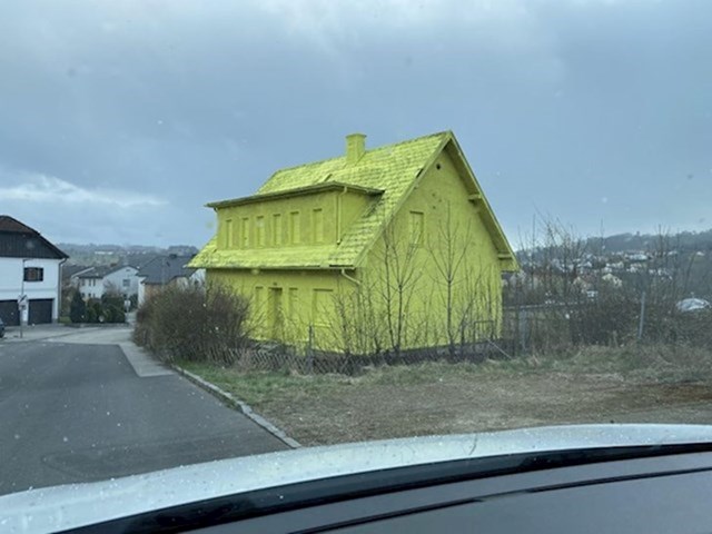 6. Kuća poprskana neonski žutim sprejem