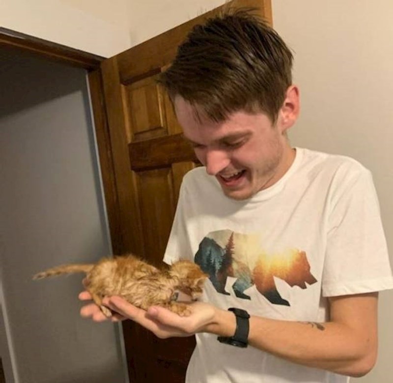 Prvi put drži svoju mačku u rukama.