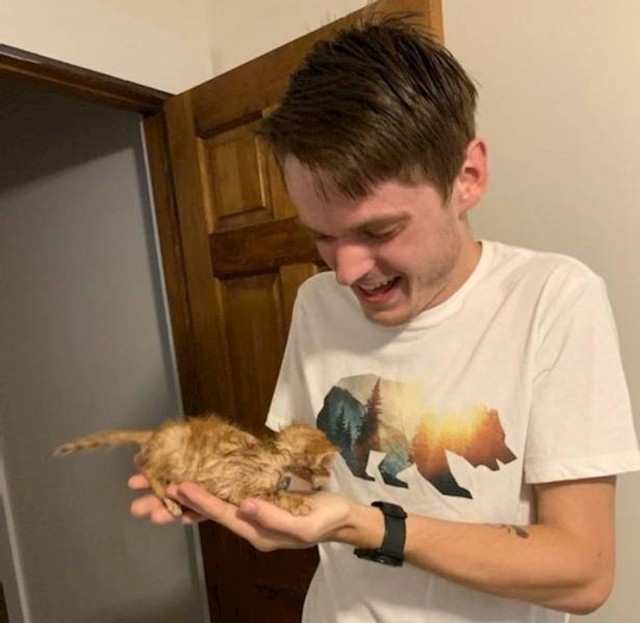 Prvi put drži svoju mačku u rukama.