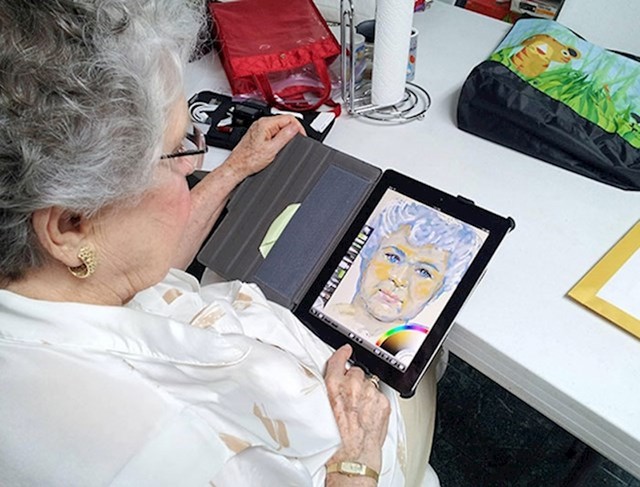 4. Moja baka zamolila me da joj nabavim tablet - jer je čula da se pomoću njega može crtati. Trenutno radi svoj autoportret.