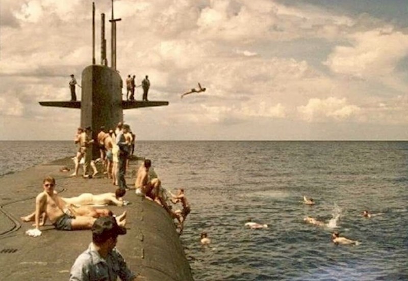 1. “Moj otac kako skače sa vrha podmornice u Tihi Ocean na ljeto 1983. godine.”